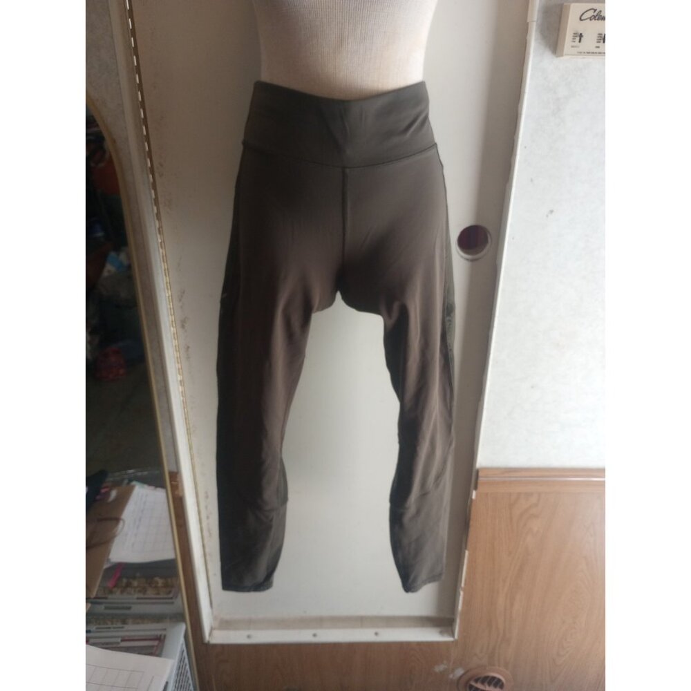 Lululemon capri leggings Dark Green  with a mesh fabric On Legs Sz 10